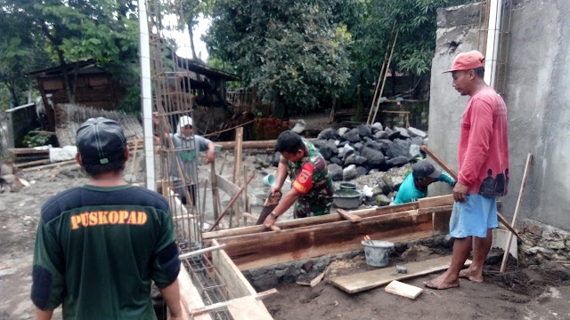 Babinsa Bantu  Pembanguan Rumah Warga Di Wilayahnya