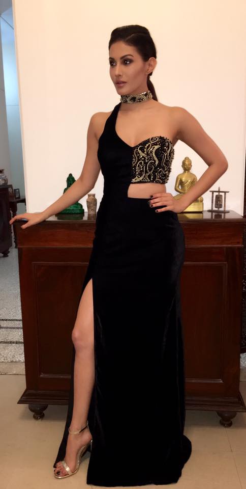 Amyra Dastur Looks Irresistibly Sexy At The ELLE India Beauty Awards 2016