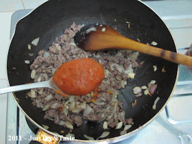 Kreasi Saus Spaghetti (Bagian 2) - Calzone Isi Tumis Daging Sapi Cincang, Jamur, Jagung & Kacang Polong