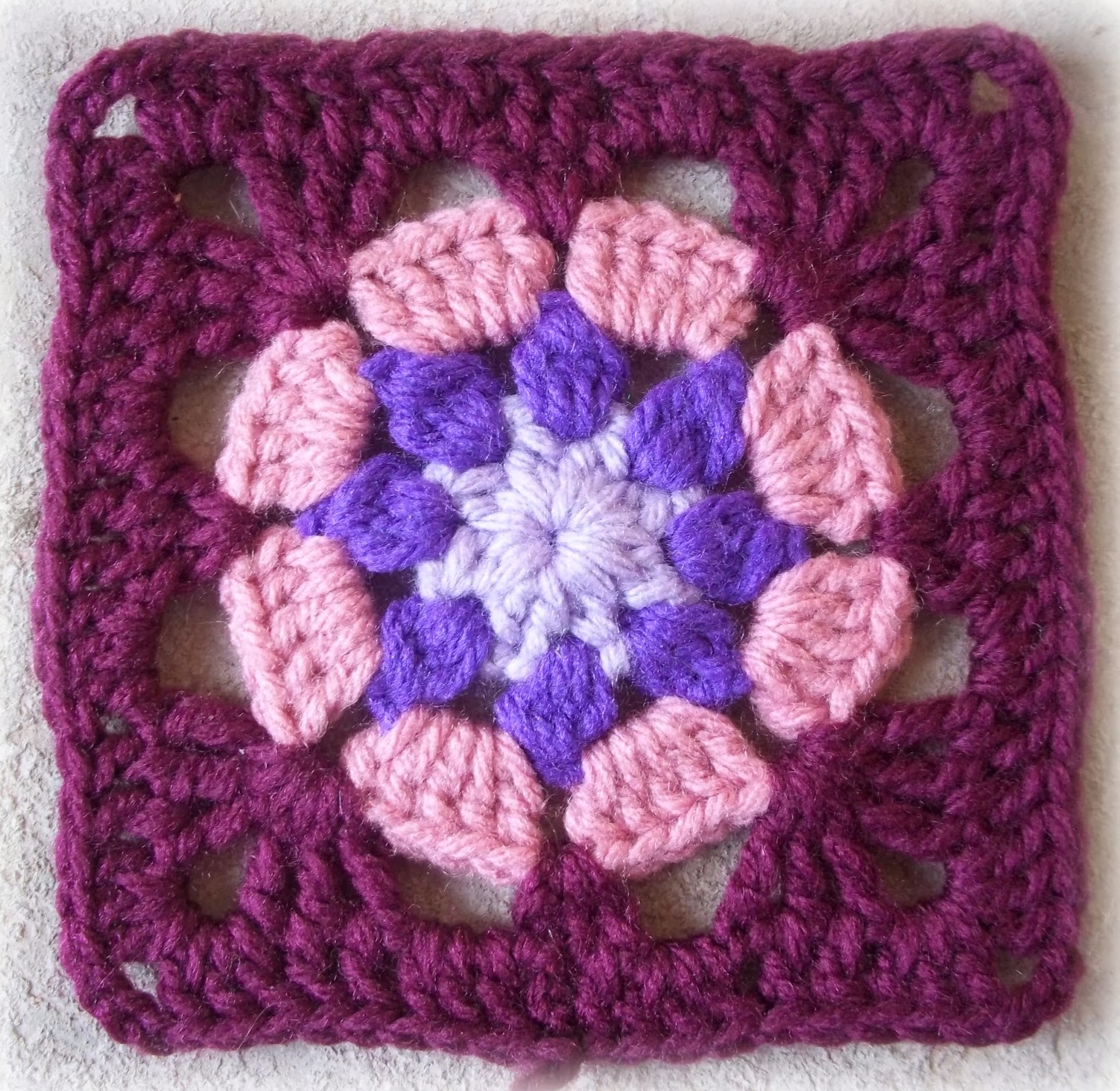 Zooty Owl's Crafty Blog: Eight Petal Granny Square: Pattern