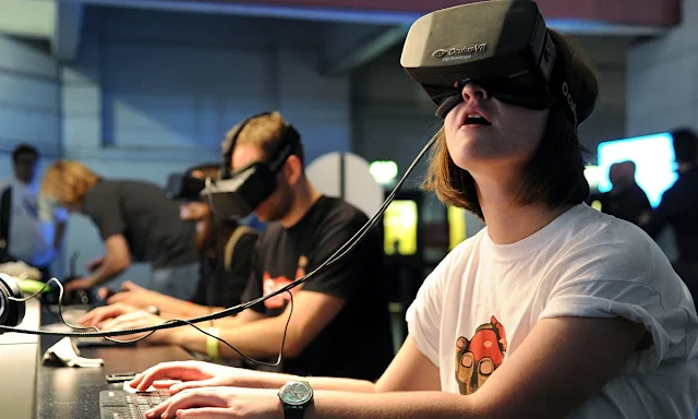 Virtual Reality Headset: Yang Harus Kamu Ketahui (Cara Kerja, Cara Pakai, Harga & Sejarah)