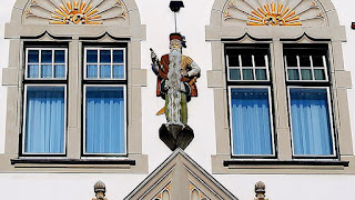 Fuente: https://www.nachrichten.at/oberoesterreich/innviertel/prost-herr-steininger-bierkrug-des-stadthauptmanns-wieder-in-braunau;art70,3130714 Figura de Steininger en la fachada del Ayuntamiento