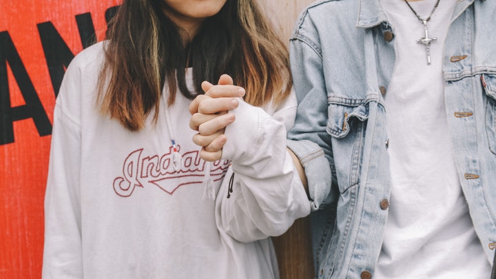 Kenapa Harus Jatuh Cinta Dengan Sahabat Sendiri? Kenapa Harus Jatuh Cinta Dengan Sahabat Sendiri?