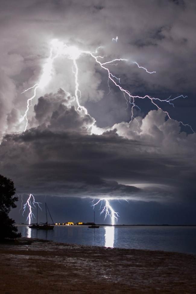 Incredible Close Lightning Strike Caught On Camera Desert illusion