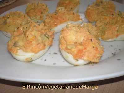 Huevos rellenos de zanahoria, champiñones y cebolla
