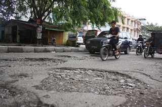 Pak Tua Berhati Emas, Tiap Malam Menambal Jalan Tanpa Upah