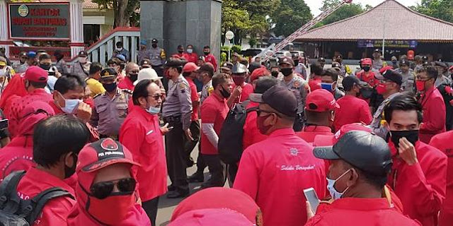 2 Kelompok Massa dari FPI dan PDIP Gelar Unjuk Rasa di Alun-alun Purwokerto 2 Kelompok Massa dari FPI dan PDIP Gelar Unjuk Rasa di Alun-alun Purwokerto