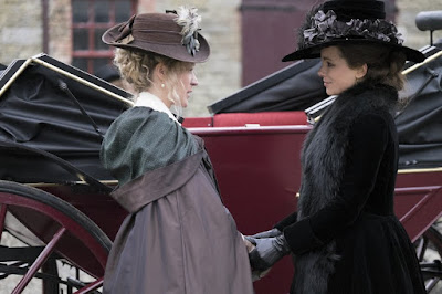 Kate Beckinsale and Chloe Sevigny in Love and Friendship