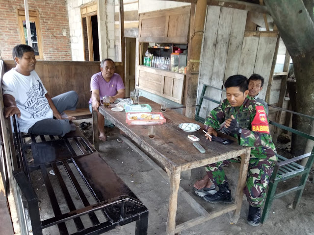 Babinsa Ngepringan Komsos Dengan Tokoh Masyarakat Babinsa Ngepringan Komsos Dengan Tokoh Masyarakat