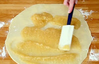 Απλώνει φύλλα για πίτα και τα κόβει σε λωρίδες. Φανταστικό γλυκάκι με 2 υλικά! - ΒΙΝΤΕΟ! - by https://syntages-faghtwn.blogspot.gr