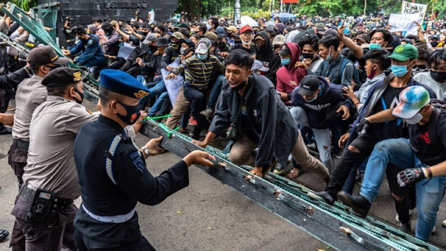 Demo tolak UU Cipta Kerja di 18 Provinsi Diwarnai Kekerasan, YLBHI: 'Polisi Melakukan Tindakan Brutal'