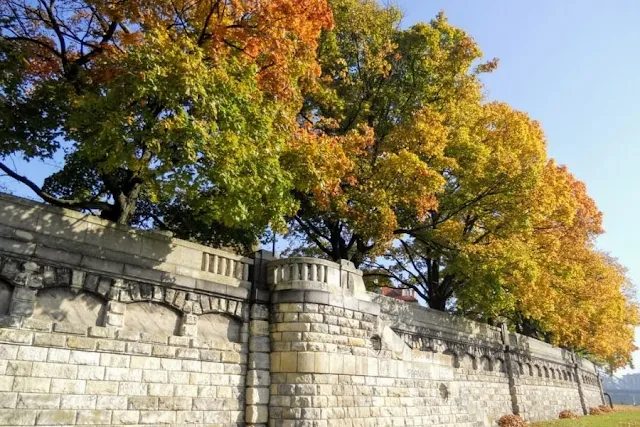 Weekend break in Krakow: stone wall and Fall foliage