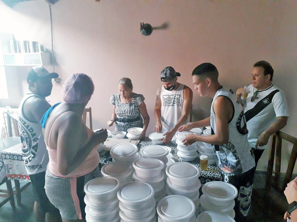 Torcedores preparam marmitas para ação social