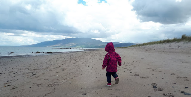 Hiekkaranta Irlanti, luontokohde irlanti, irlanti lasten kanssa, juoksu rannalla