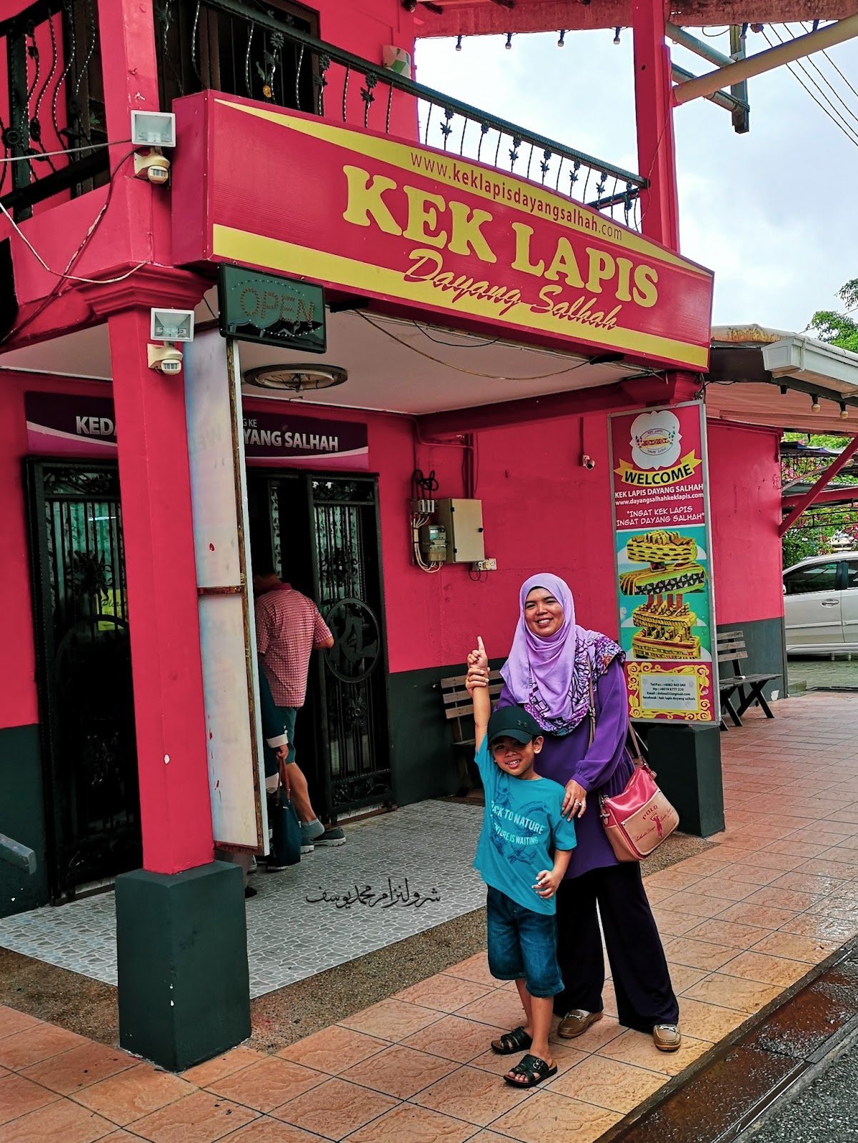 Menyeberang Sungai Mencari Kek Lapis Sarawak