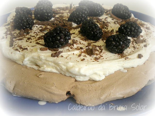 Pavlova de chocolate e amoras 