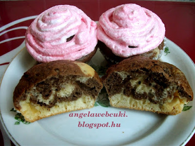 Aszalt áfonyás zebra muffin, kakaós és fehér csokoládés tésztából, rózsaszínű tojásfehérjehabbal.