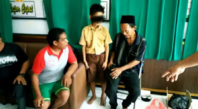 Ketahuan Curi Dompet Kakek Tua, Pengakuan Anak SD Ini Bikin Orang Tua Was-was Ketahuan Curi Dompet Kakek Tua, Pengakuan Anak SD Ini Bikin Orang Tua Was-was