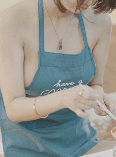 검은 수영복 입고 달고나 만드는 처자