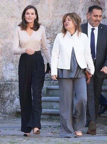 Queen Letizia wore Steve Madden Kvinna Dalia pumps, Adoldo Dominquez bicolor clutch, Mango trousers and sweater