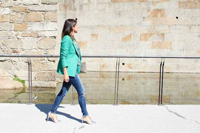 look con americana verde de Zara