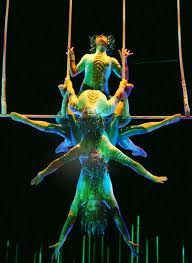 cirque nocturne trapecista escena puesta payasos invisibles whitegadget