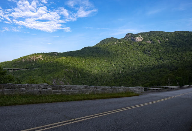 carretera blue ridge parkway montañas verdes y viaducto al fondo