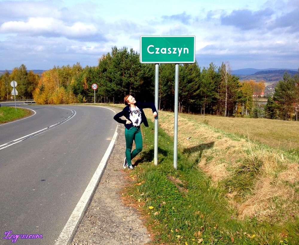 15.10.17 Granatowy płaszcz, zielone rurki, czarny wąski pasek, bluzka z kotkiem, czarno-białe trampki, Bieszczady