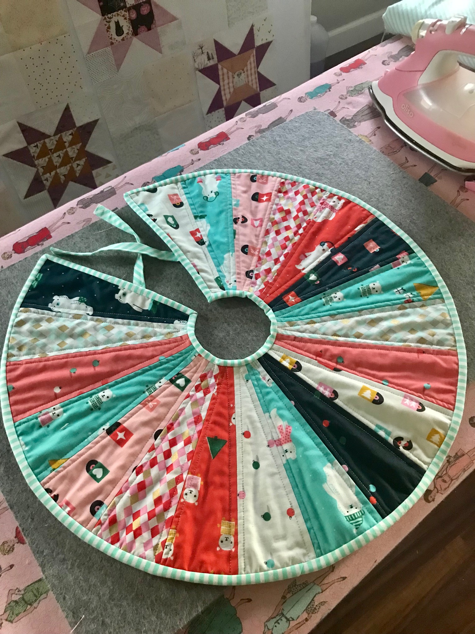 Dresden Mini Christmas Tree Skirt Tutorial