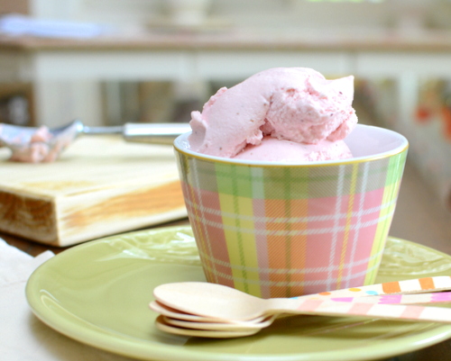 Strawberry Ice Cream ♥ KitchenParade.com, an easy no-cook ice cream base. Big strawberry flavor, way more than a bare hint. Weight Watchers Friendly.