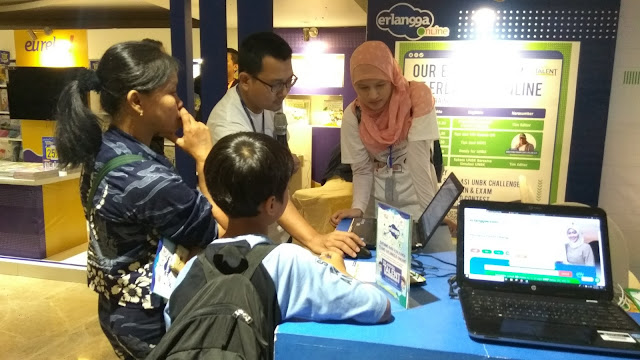 Seorang pelajar dengan orang tuanya mencoba pembelajaran online di salah satu booth Erlangga  saat Erlangga Talent Weekend  (ETW) 2019 di Ciputra Art Preneur, Jakarta. (dok.windhu)  
