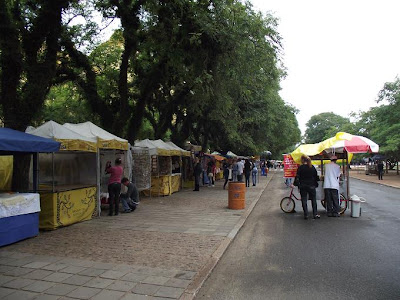 um dia nublado em Porto Alegre, com o Brique da Redenção com pouco movimento