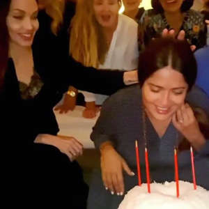 Angelina Jolie empuja a Salma Hayek en la mordida de su pastel de cumpleaños