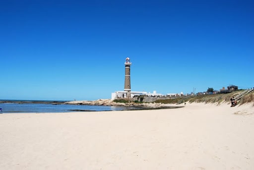 melhores praias de punta del este farol em uma praia deserta