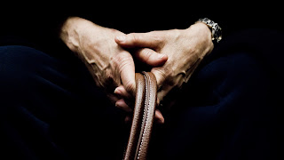 Manos de mujer mayor, posible poseedora de recetas ancestrales.