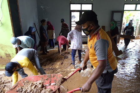    Polisi Ikut Kerja Bakti Bersihkan Masjid Terdampak Longsor di Desa Gunungwuled