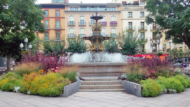 Solución Floral en La Fuente de las Musas  (Plaza de Navarra-Huesca)