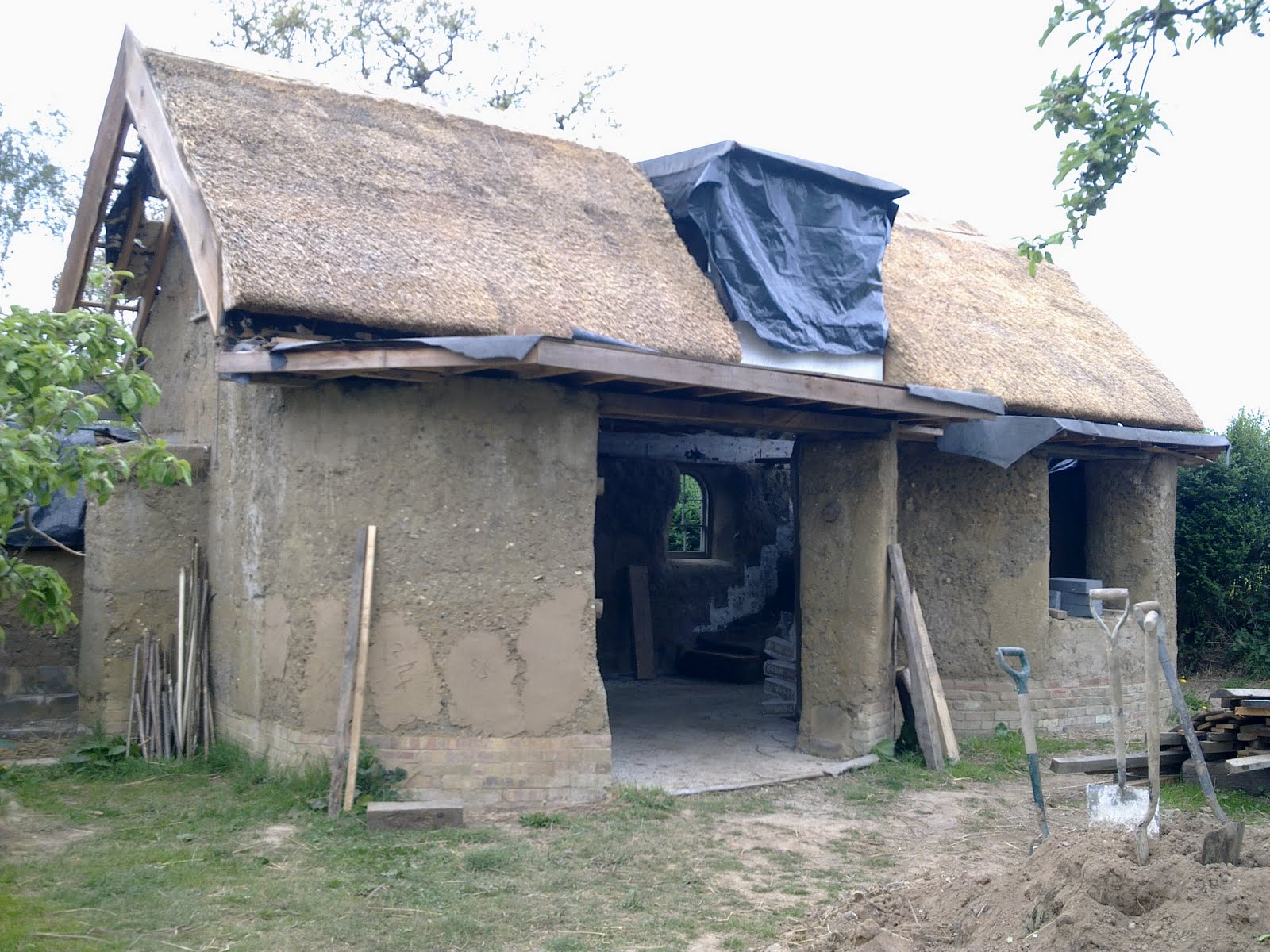 Cob House Lakatnik Cob Building Course with Edwards Eco Building
