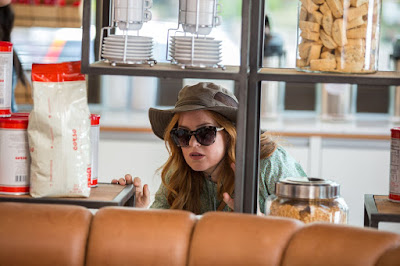 Isla FIsher in Keeping Up With the Joneses (9)