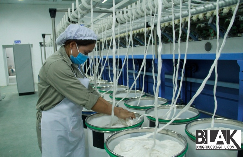 Công đoạn kéo sợi trong nhà máy