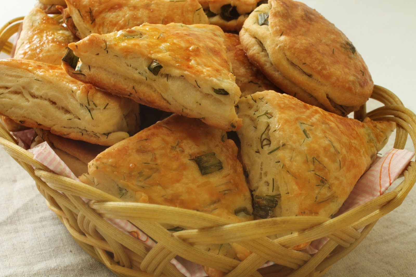 Слойка с сыром и зеленью