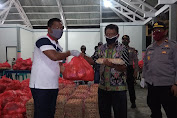 Fahmi Oksan Awulle Berikan Sembako Untuk Warga Terdampak Covid-19 di Talaud