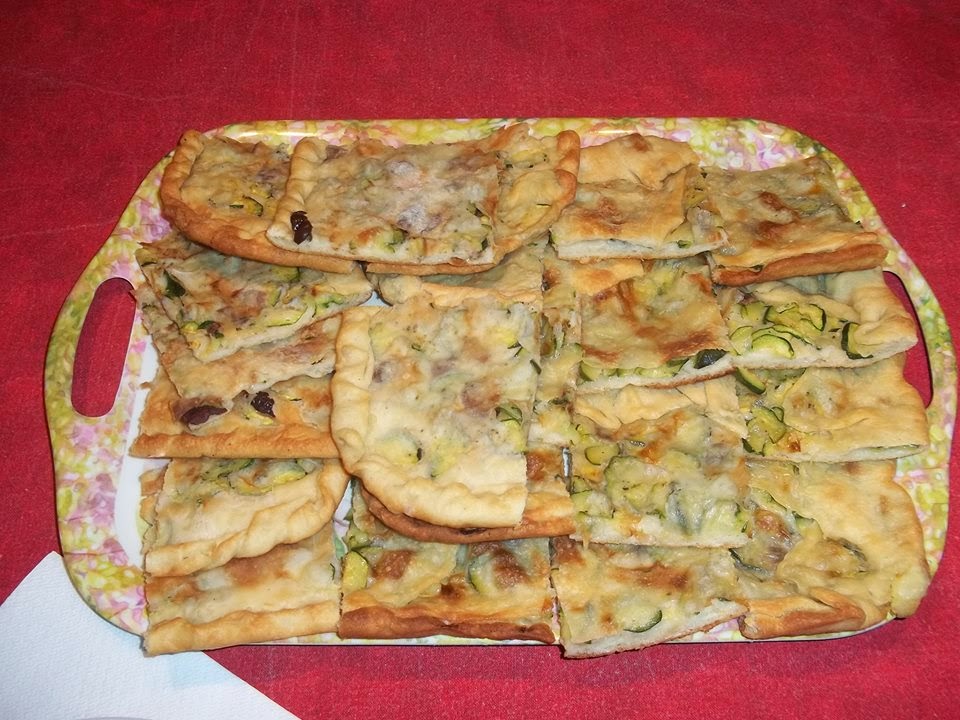 pizza di cipolla e zucchina farcita con olive 