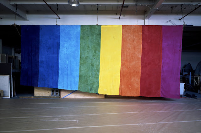 Fotografía de la bandera del orgullo en tela en un taller.