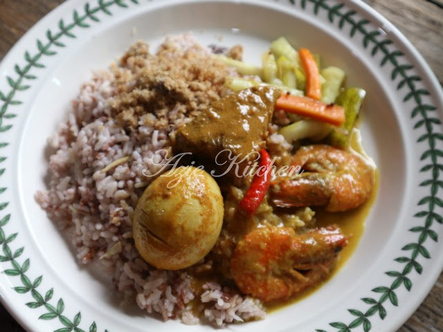 Nasi Dagang Kelantan Dengan Gulai Ikan Tongkol Dan Sambal Ikan