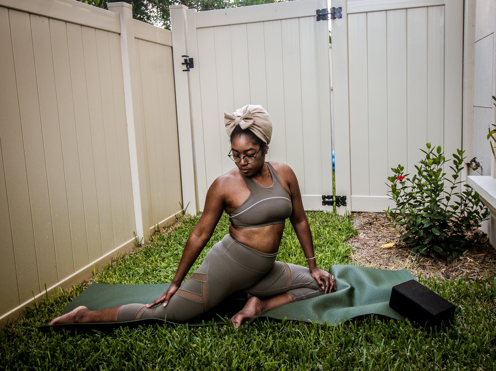 May 2020 Alo Yoga Review "Olive Branch" & Yoga Blocks FASHIONTOLIVE