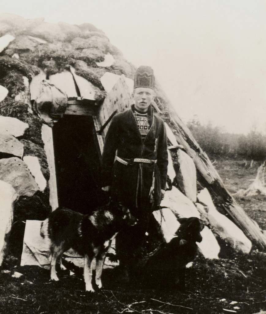 Rare photos of indigenous S mi people of Nordic Europe depict their ancient and traditional way of life  1890 1930 - 42