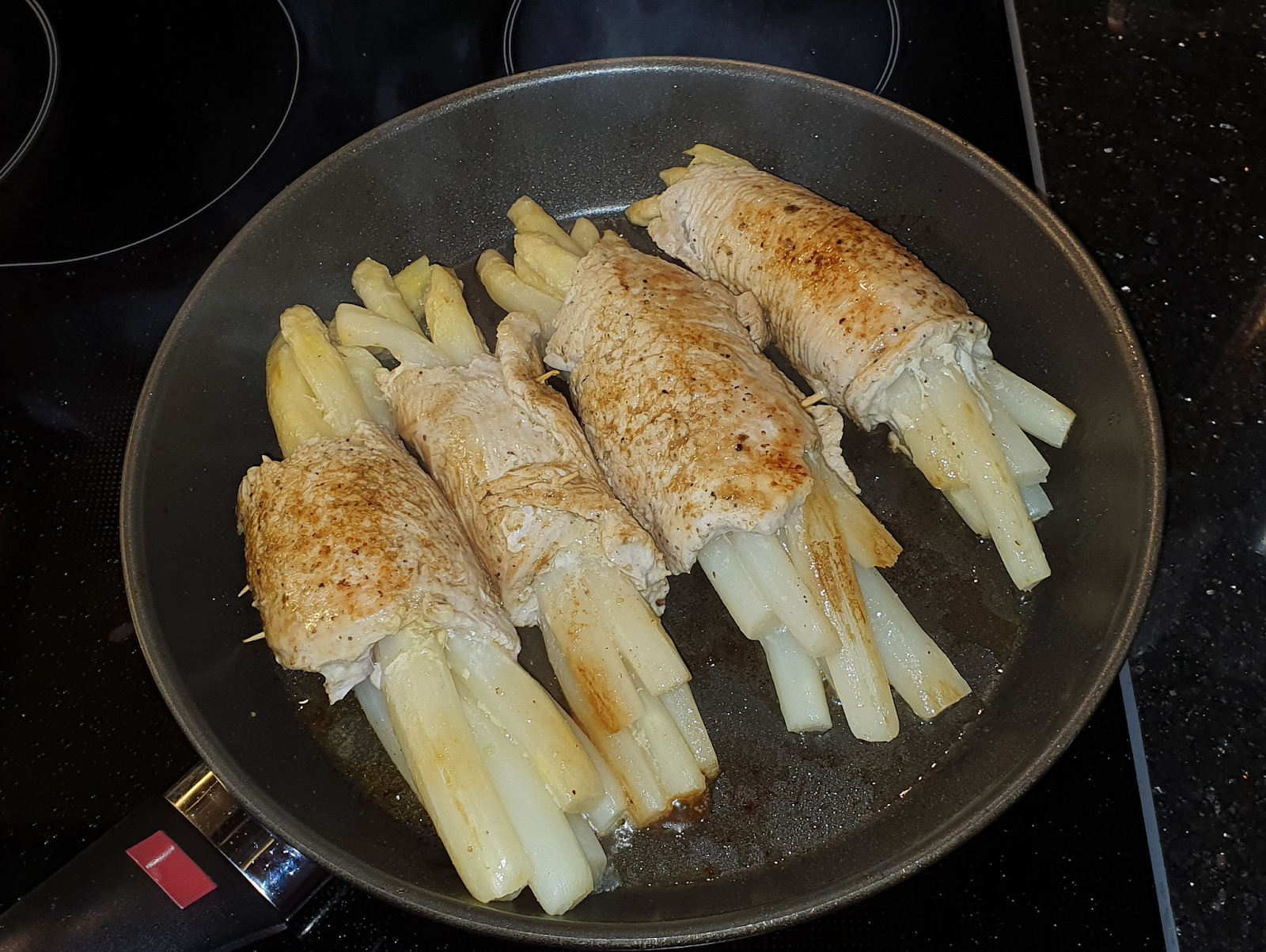 Wessels low carb Welt: Puten-Spargel-Rouladen auf Tomaten-Rucola