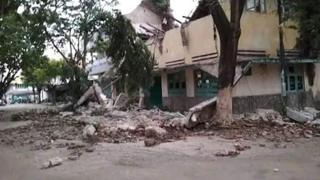 Jejak Mengerikan Tsunami Palu, Kapal Besar Mendarat Dirumah Warga Jejak Mengerikan Tsunami Palu, Kapal Besar Mendarat Dirumah Warga