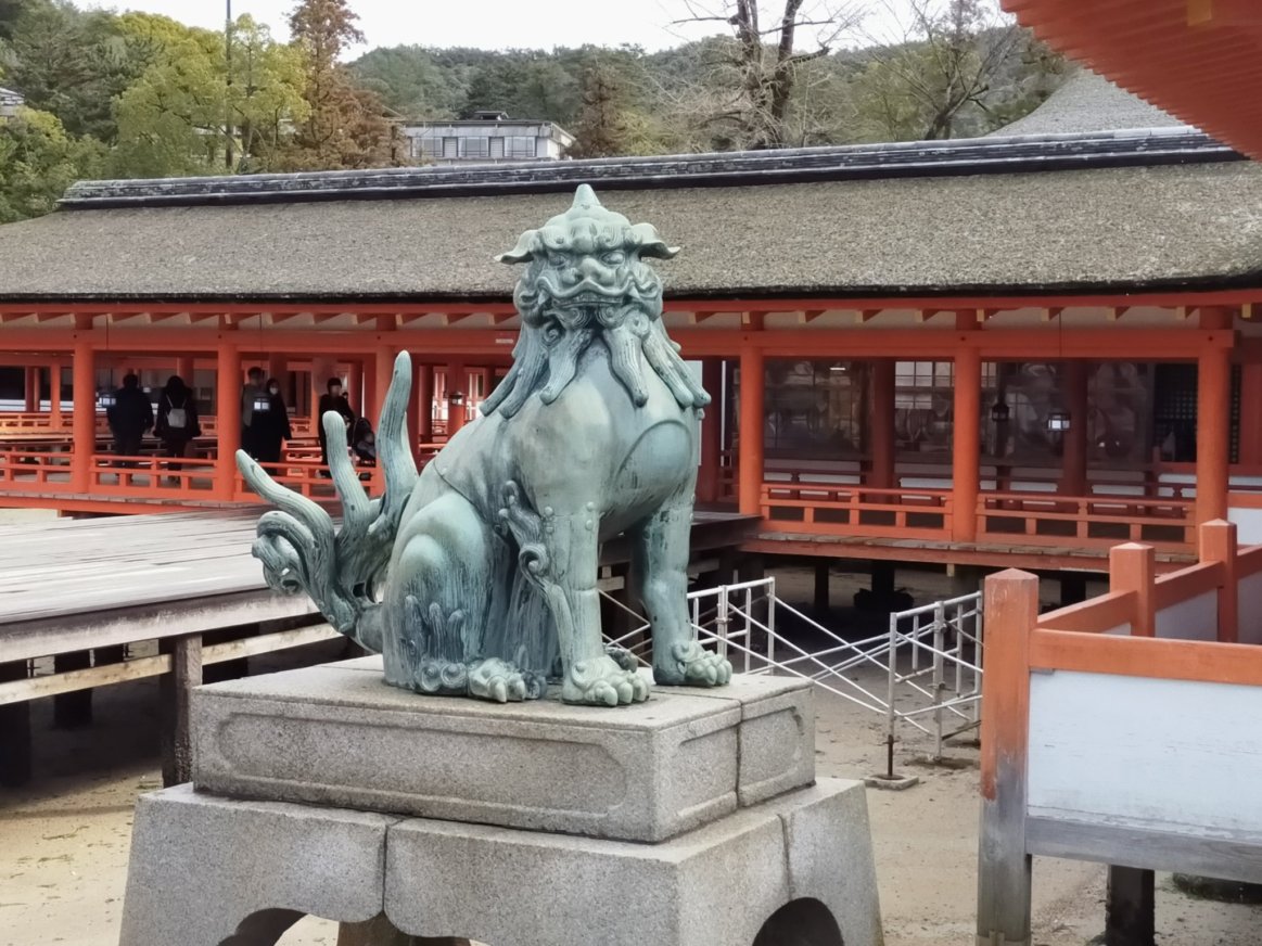 厳島神社の狛犬。よく見ると尾っぽが多いですね。